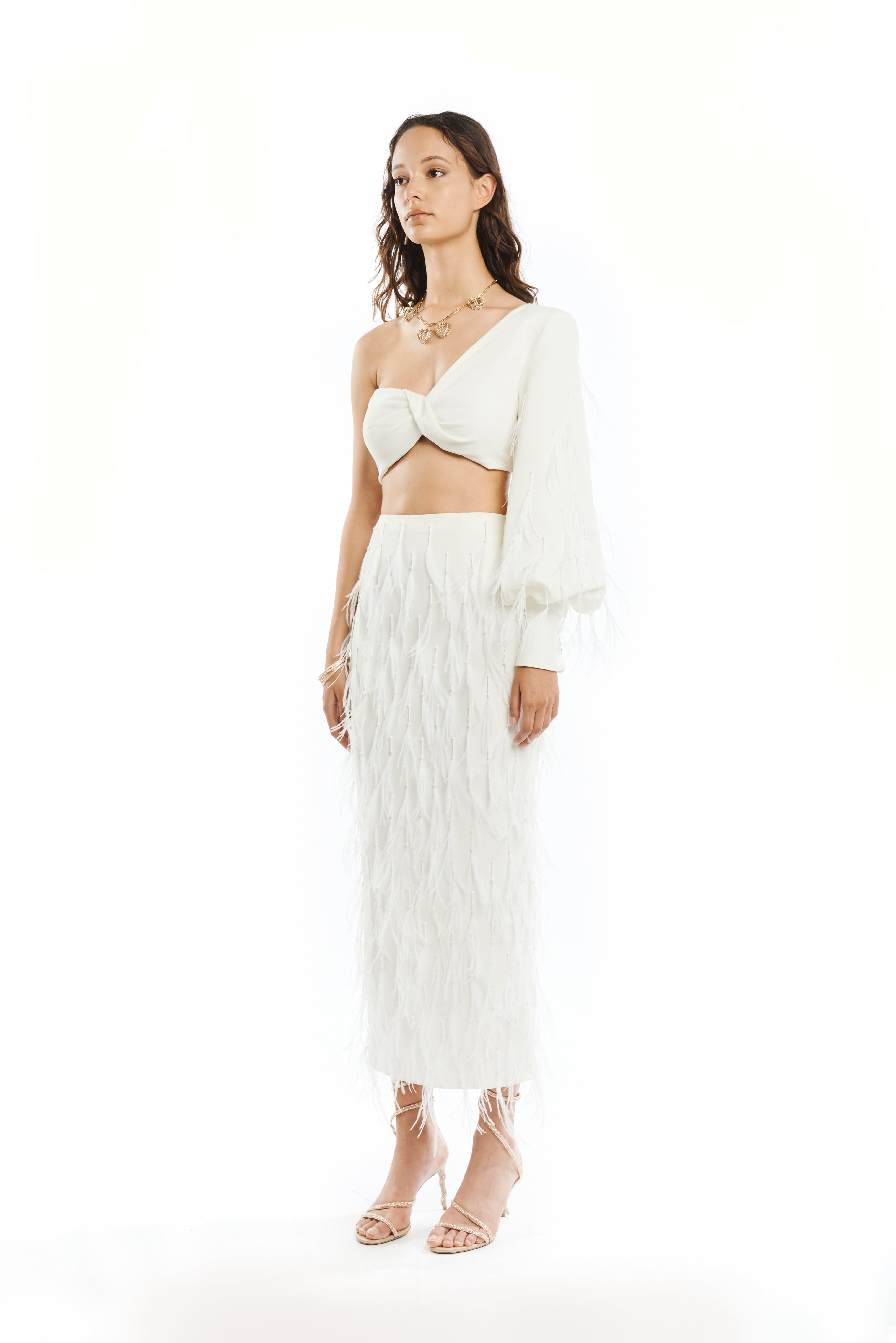 EMBELLISHED KNOTTED BRA WITH FEATHERS SLEEVE