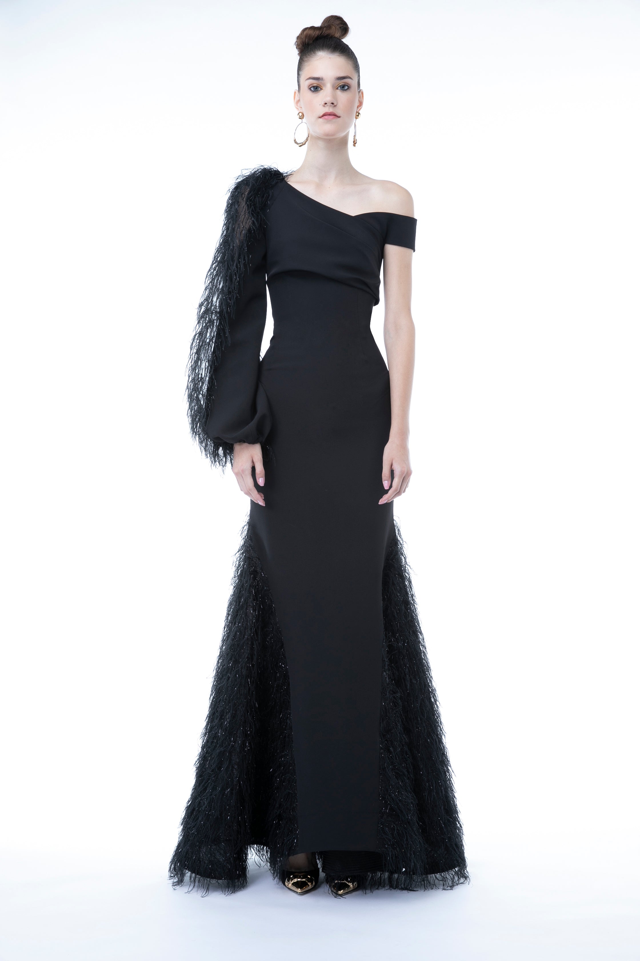 SILHOUETTE DRESS WITH A FEATHERS ARMS