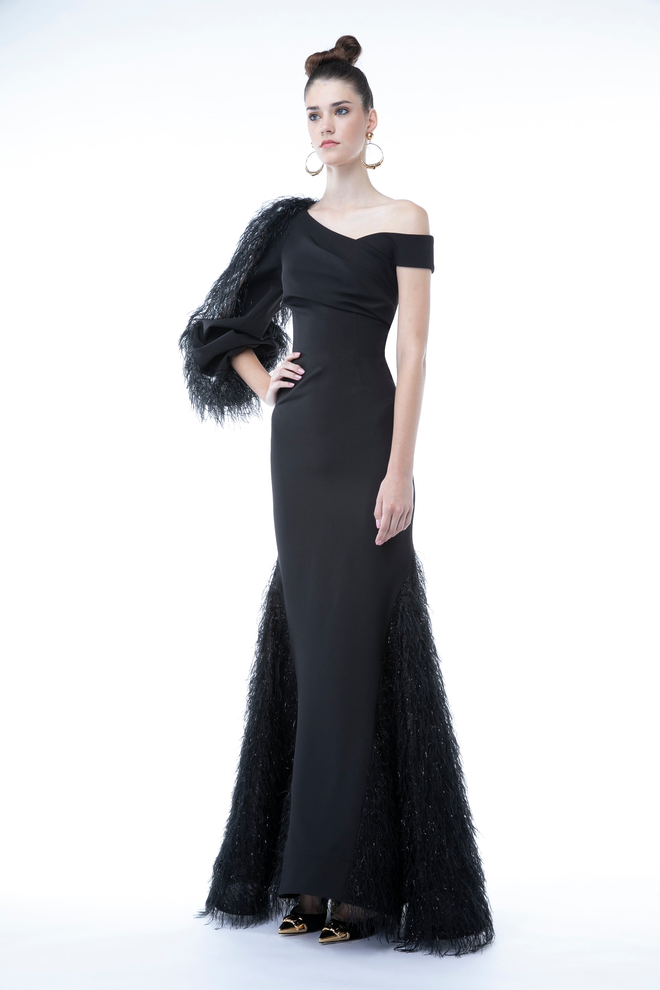 SILHOUETTE DRESS WITH A FEATHERS ARMS