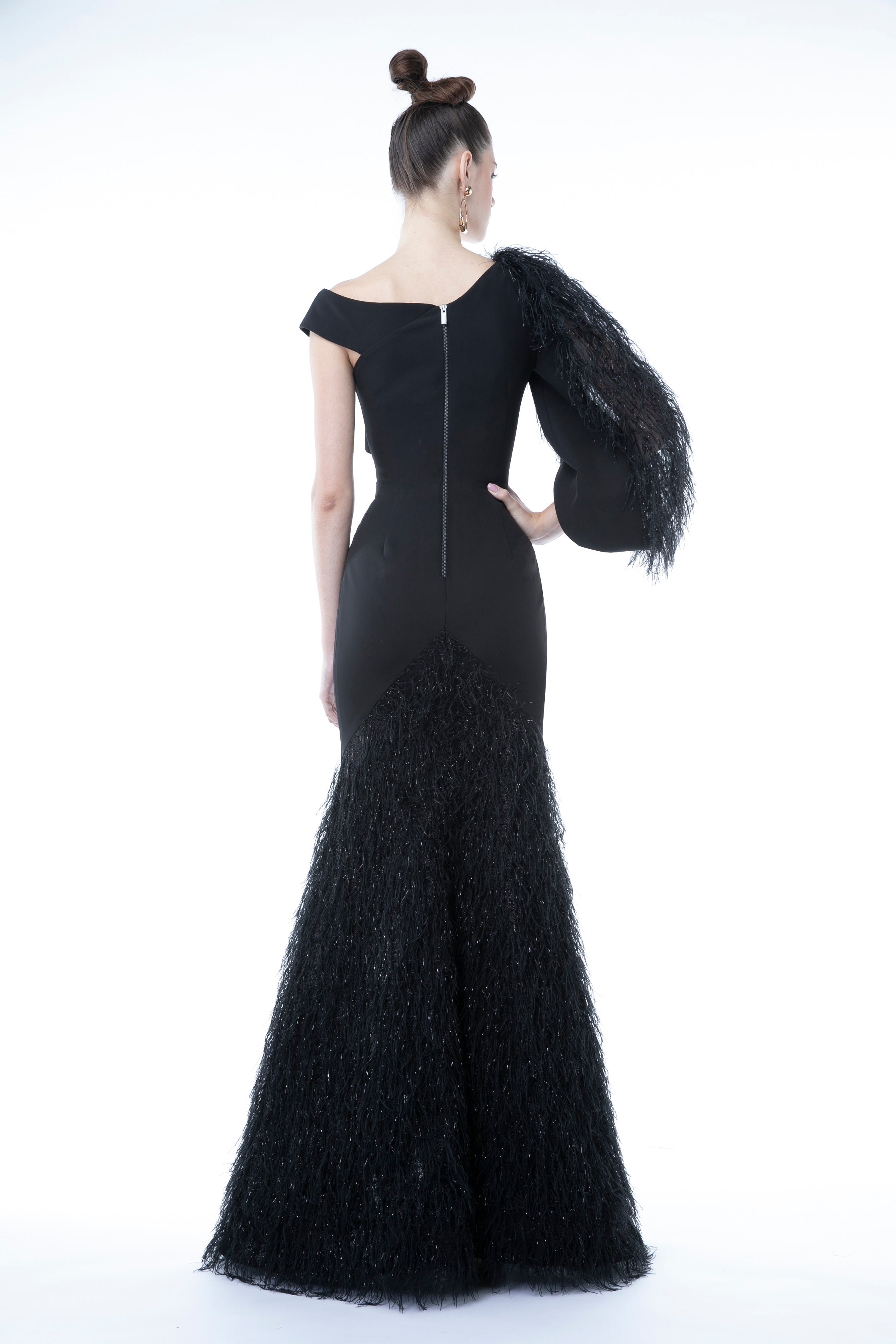 SILHOUETTE DRESS WITH A FEATHERS ARMS